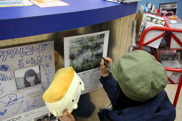 タワーレコード長崎店にて魚先生サイン中。