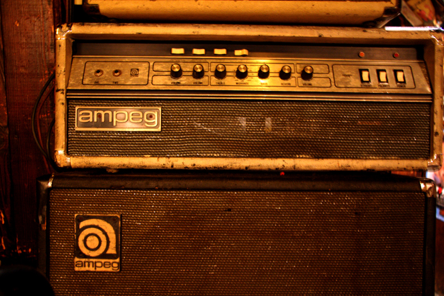 京都で出会った名器ampeg V-4。70年代のストーンズの音がします。