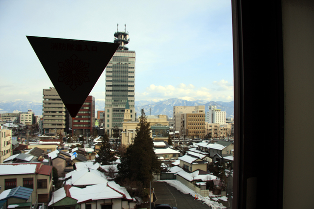 ホテルの部屋からの眺め。自分の暮らしを見下ろす山があるってことは。