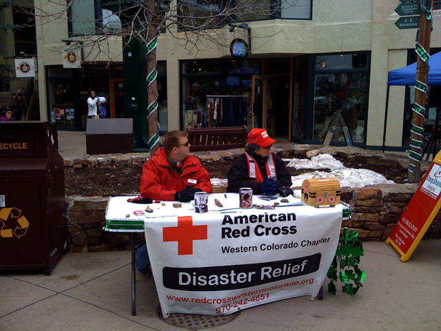 アメリカ赤十字が被災地への寄付金を募っています。たくさんの人々が応じていました。