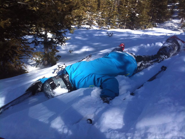 いつかblogに書いた、トレイルで死にかけているオレ。これ、やらせじゃないですから。スキーは吹っ飛び、力尽きてます。撮影、兄貴。
