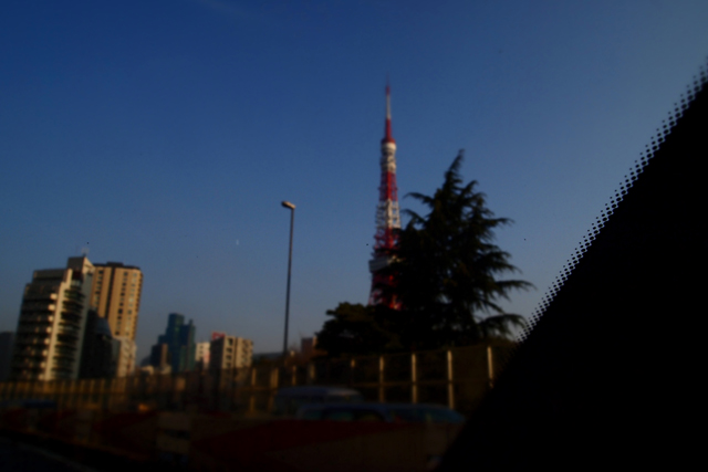 東京タワーに降りそそぐ朝陽。