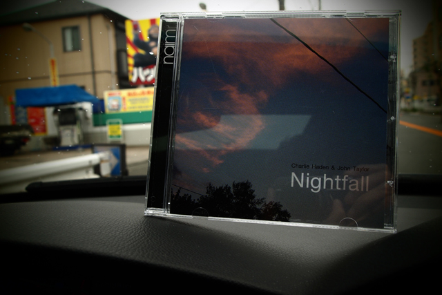 大好きなチャーリー・ヘイデンのアルバムが届きました。車窓がいつもと違って見える。