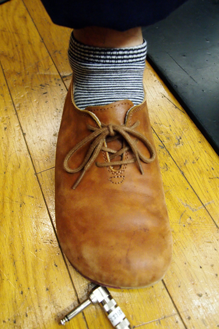 その名の由来はこの「コッペパン」靴。