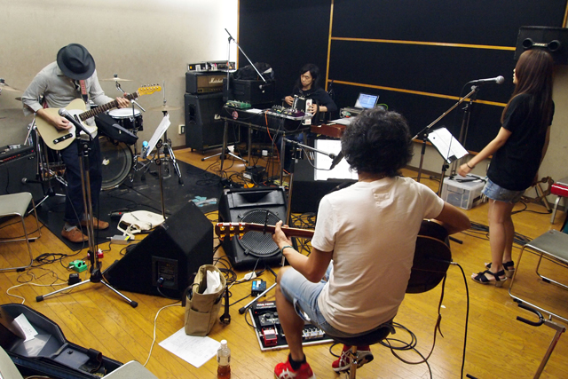 狭いスタジオに景色が広がっていくとです。