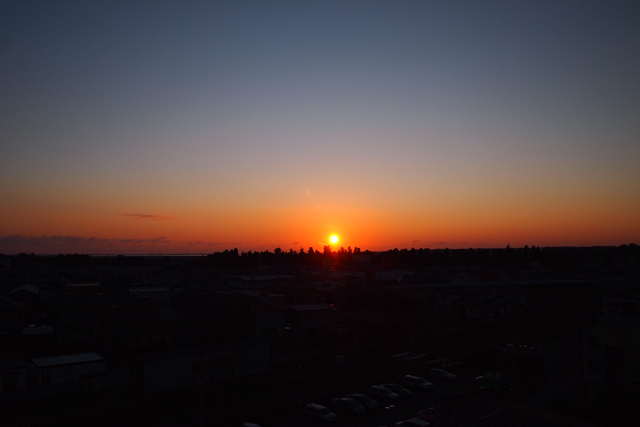 松川浦から昇ってくる朝陽。everyone is waiting for the sunrise。いい年にしようね。