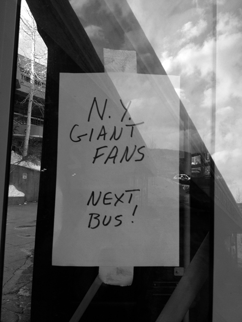 今日はスーパーボウル。「NYファンは次のバスに乗りな!」とバスに張り紙が。ナイス!