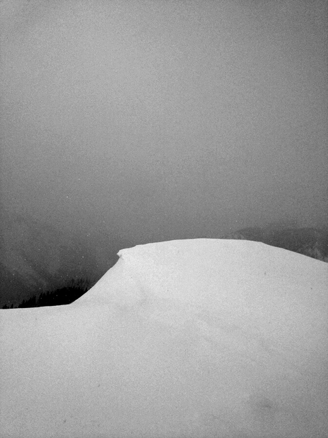 崖の上の雪庇。むっちゃ危険。