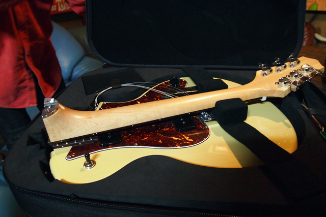 京都で三宅伸治せんぱいが見せてくれた「折りたたみギター」。びっくりするくらい良く出来てた。