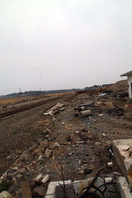 相馬市の隣町（仙台寄り）、新地町の駅舎。仙台方面への鉄道は復旧していません。西への鉄道は一部復旧していますが、その先には原発があるので、開通にはほど遠い状態です。