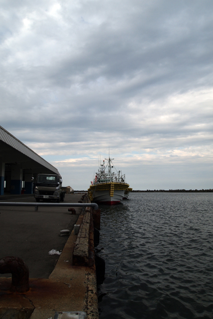 相馬港です。放射能の調査するための船だと思われます。