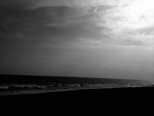 九州育ちの僕が初めてこの砂浜を見たとき「げっ、黒い」と思ったのだが、今は白い砂浜を見るとびっくりする。