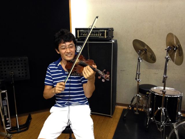 みおぽんのヴァイオリンを借りて、得意の「迷子の子猫ちゃん」を披露する筆者。撮影、矢井田瞳。