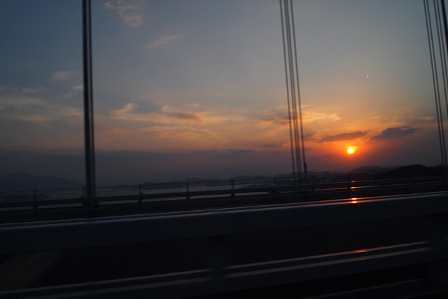 関門海峡に沈む夕陽。と、遠かったぜ。
