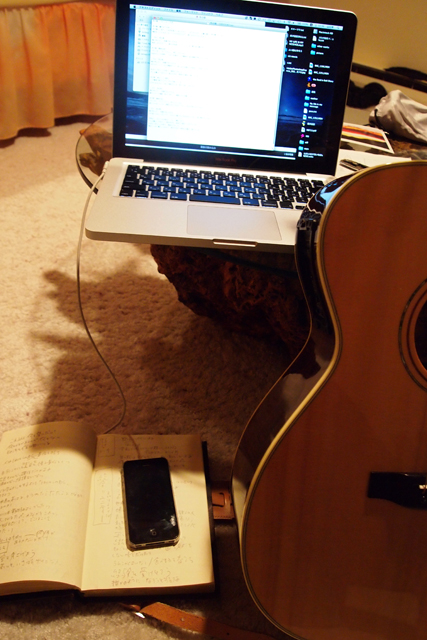 帰ったら、曲を書いています。作曲に必要なものは、コンピュータ、ギター、iphone(録音用）、そして詩の断片が綴られたノート、以上。