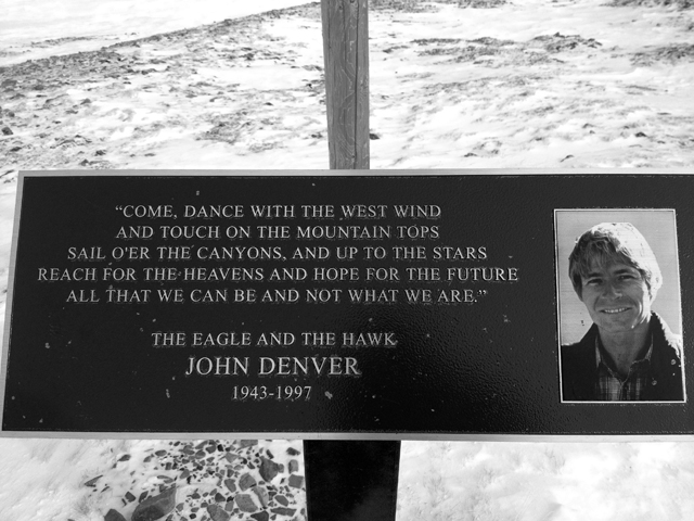 ジョン・デンバーの歌碑。