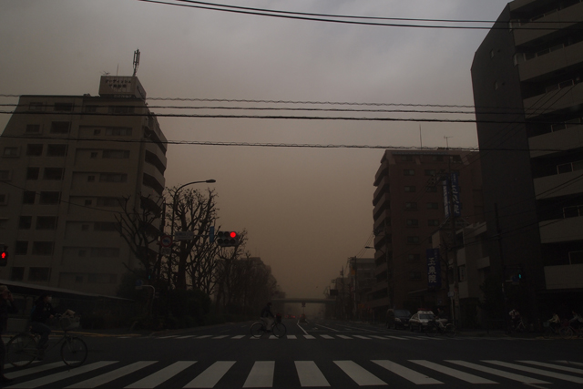そして東京は午後2時にこんな空になった。