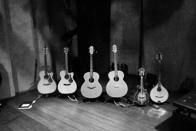 今回僕はポールのギターテックもやっているので、開演前に僕らの楽器を並べてみた。