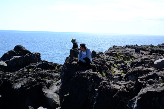 溶岩の上に佇んでいるのはアニキと魚っす。