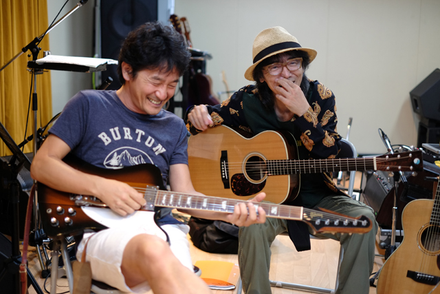 「ザ・ダークネスでいいんじゃないか。でもヒロシ、お前格好がサーファーみたいだから解散だ!!!!!」