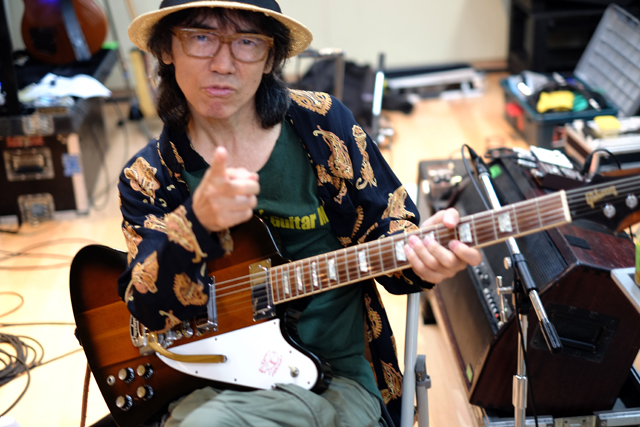 「半ズボンとビーサンは禁止だ！」。「はい。せんぱいっ、ファイヤーバード、似合いますね」。