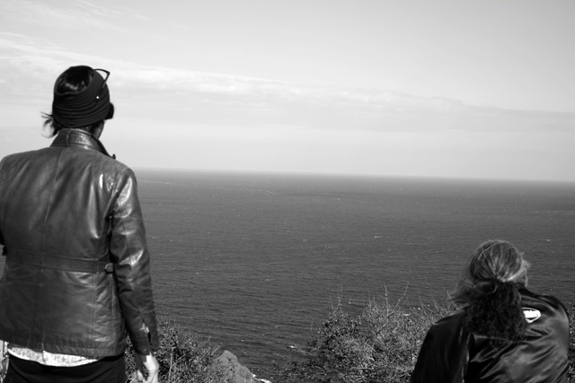 津軽海峡を見つめる津軽男２匹。