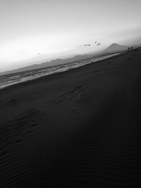 強風の日、マラソンコースは砂で埋まる。これが地獄で、やりがいMAX。顔に恐ろしいくらい砂が飛んでくるよ。