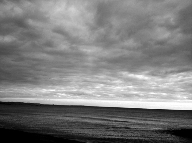 今日は夕陽、会えなかったけど、モノトーンの静かな海だった。