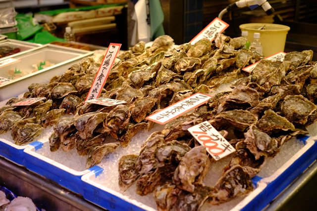 金沢市民の台所、近江町市場にその魔界はある。