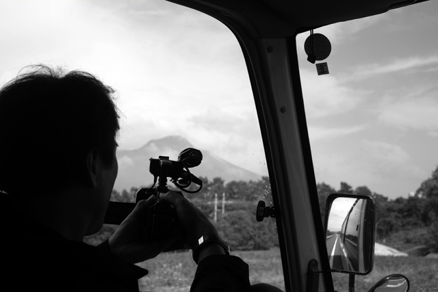 レッドせんぱい、駒ヶ岳を撮影中。