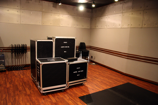 スタジオに一番乗りしたら、渡辺さんが使うキャビネットがわんさか、と。