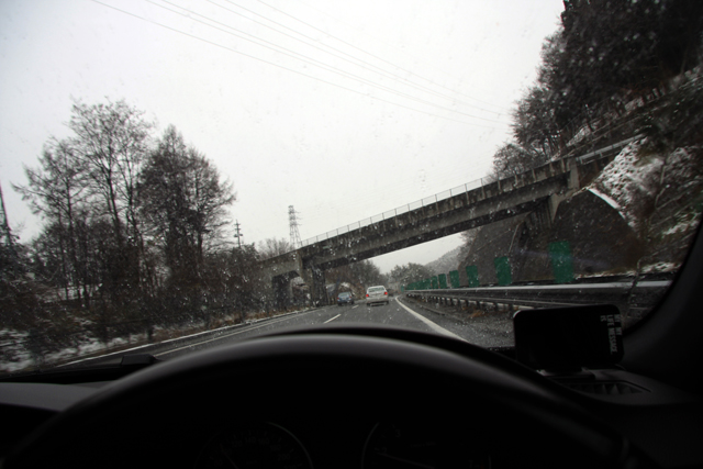 しかーし、とつぜんの雪。通行止め、渋滞、事故多発。