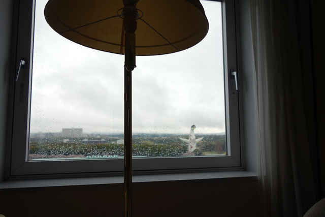ホテルの窓からTARO。