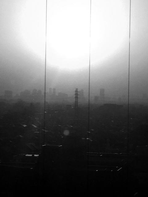 東京の朝の空。これは何か飛んでるよ。