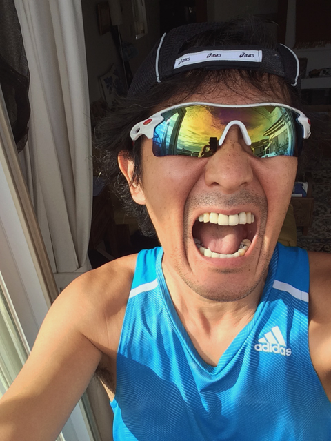 ヘアメイクのともだちに怒られて、帽子とサングラスはするように。でも上半身は裸だけどね。